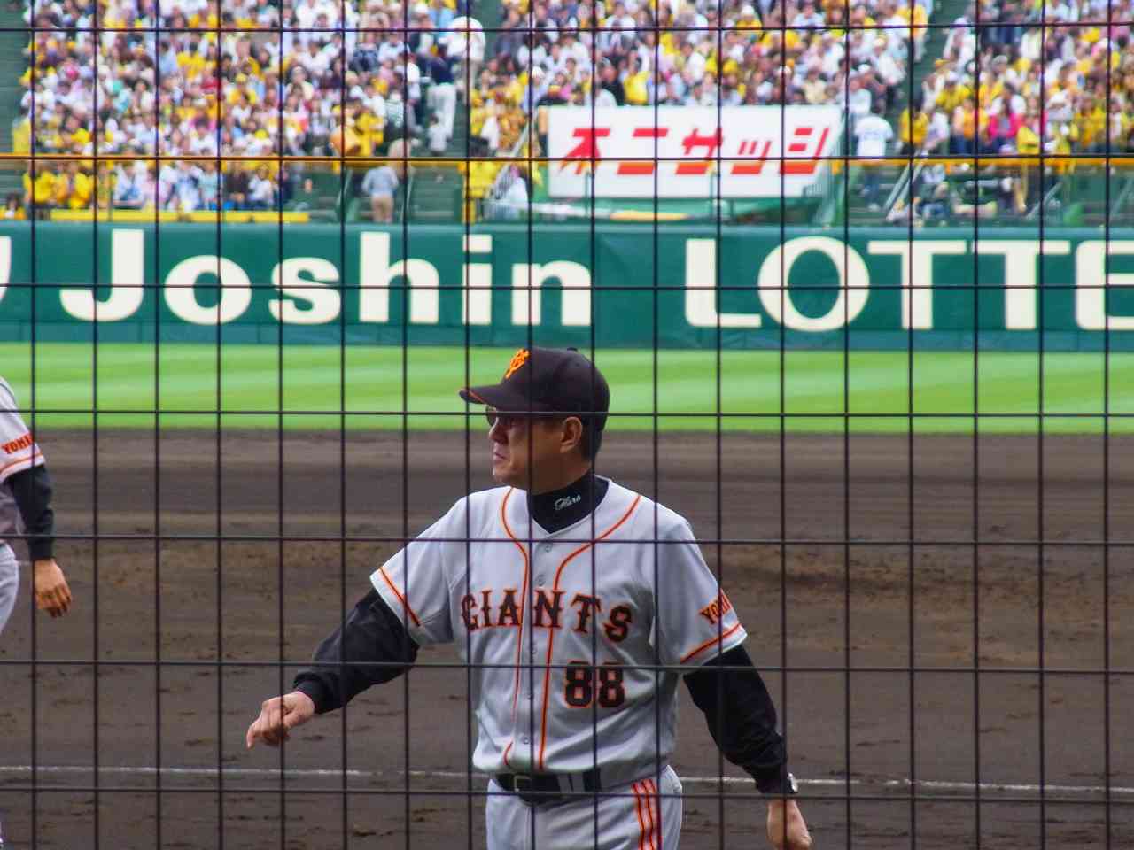 眼鏡をかけた原監督